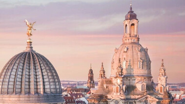Frauenkirche Dresden im Abendlicht mit weichem Himmelshintergrund.